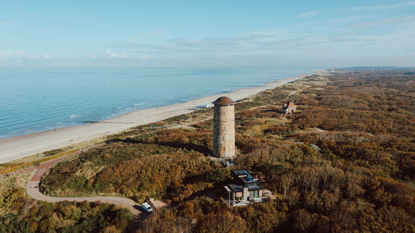Luftaufnahme der Küste bei Domburg in Zeeland — sommerliche Nordsee-Atmosphäre