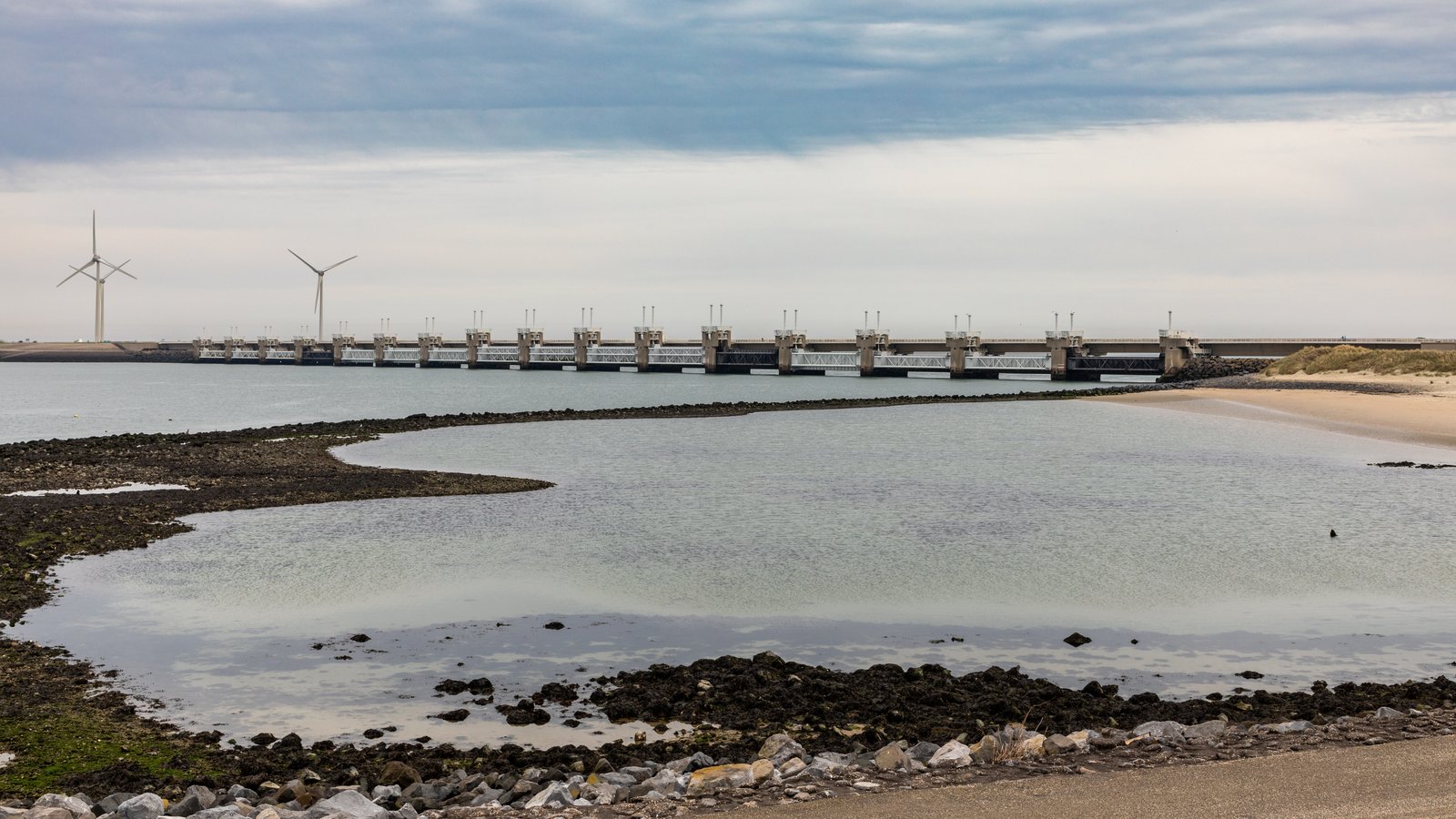 Oosterscheldekering bei Neeltje Jans — Sturmflutsperrwerk mit 62 Stahlschiebern zwischen Schouwen-Duiveland und Noord-Beveland, aufgenommen von der Aussichtsplattform am nördlichen Ende