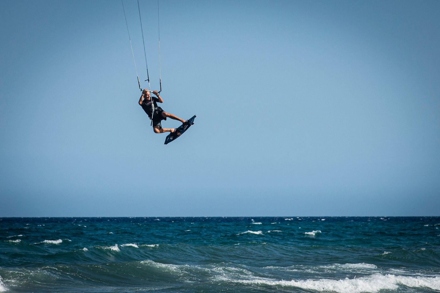 Kitesurfer in Aktion auf dem Meer — dynamische Szene mit Kite am Himmel