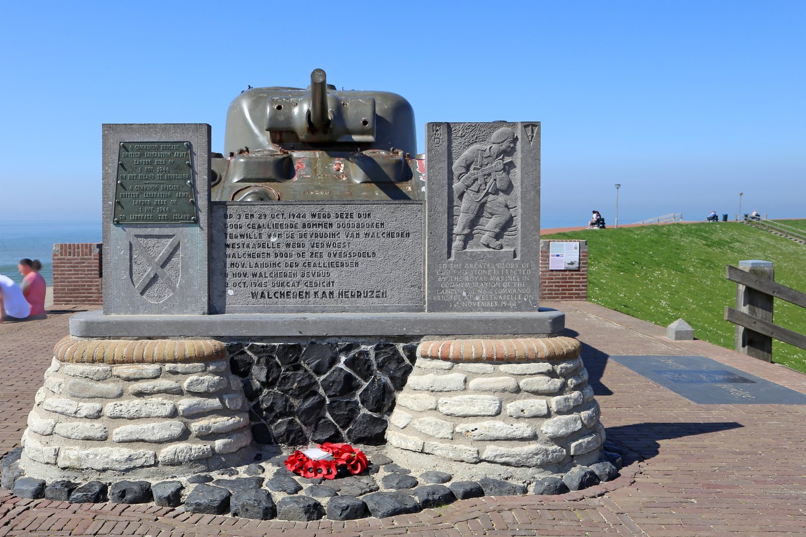 Sherman-Panzer-Denkmal auf dem Deich von Westkapelle erinnert an die Schlacht um die Schelde 1944