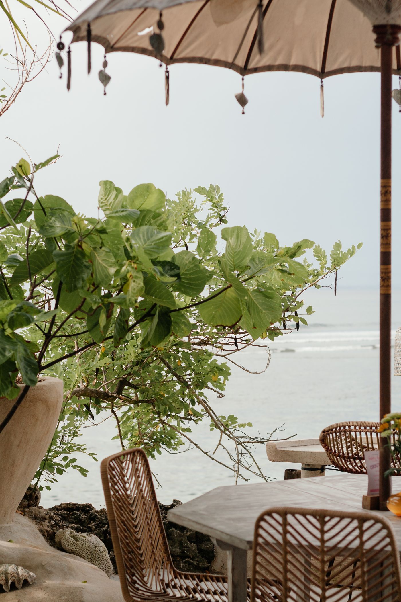 Restaurant-Terrasse mit Blick aufs Meer — Strandpavillon-Atmosphäre