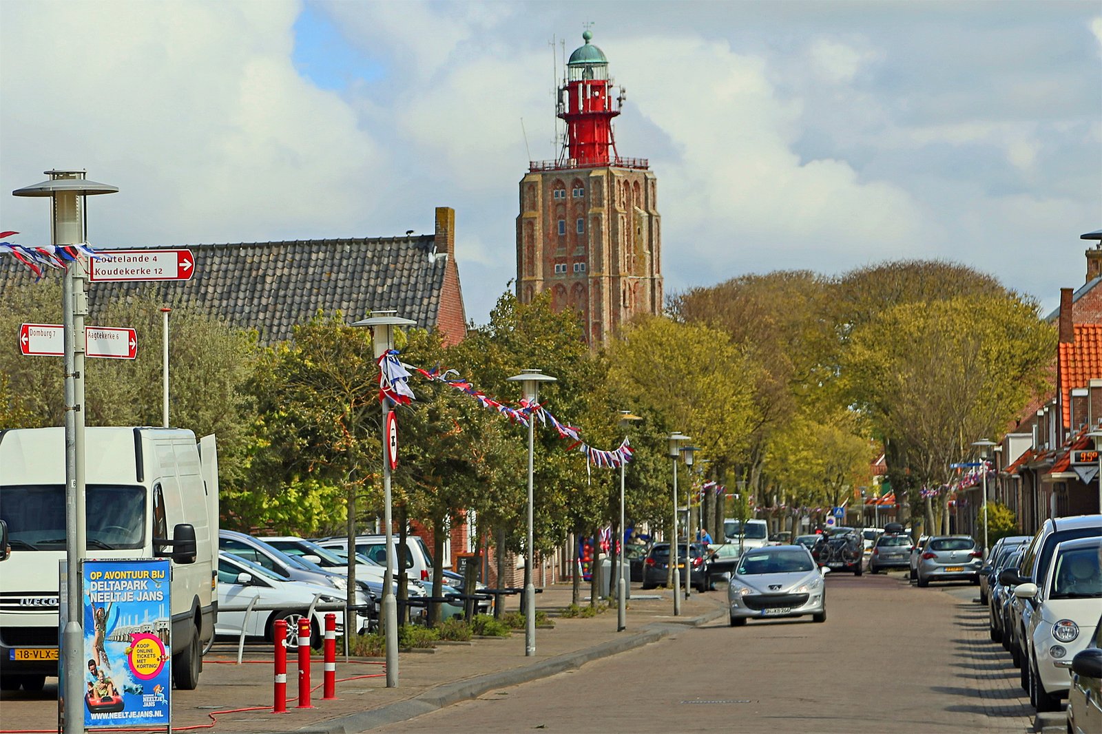 Der Leuchtturm 't Hoge Licht überragt die Dorfstraße von Westkapelle auf Walcheren